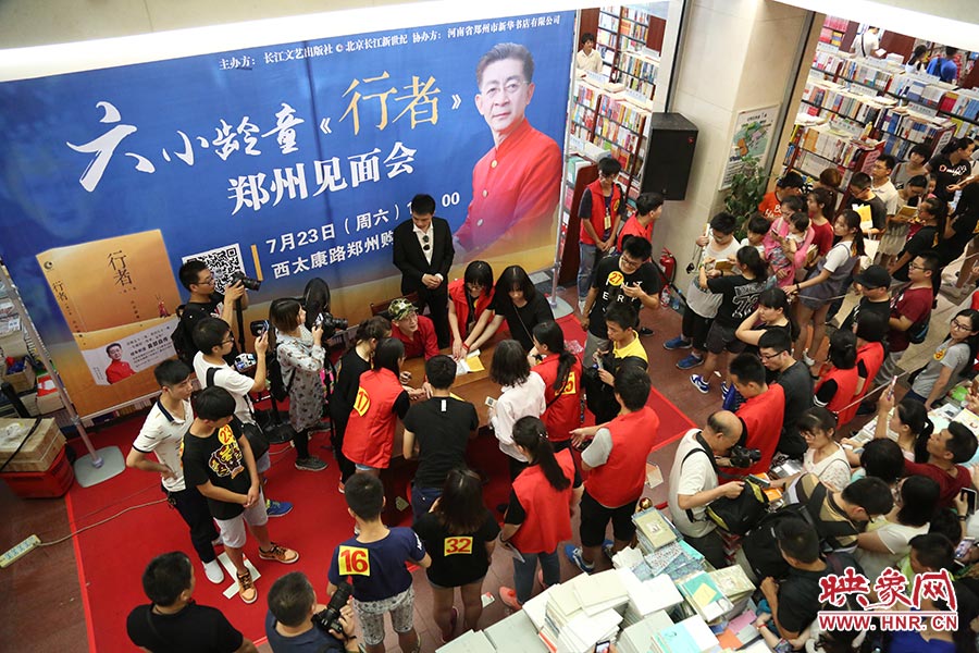 不到三個(gè)小時(shí)的簽售時(shí)間，六小齡童累計(jì)簽售自傳2900余冊，創(chuàng)造了鄭州購書中心的歷史記錄.jpg