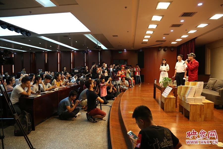 河南本土主流媒體基本全部到場，六小齡童接受記者提問。