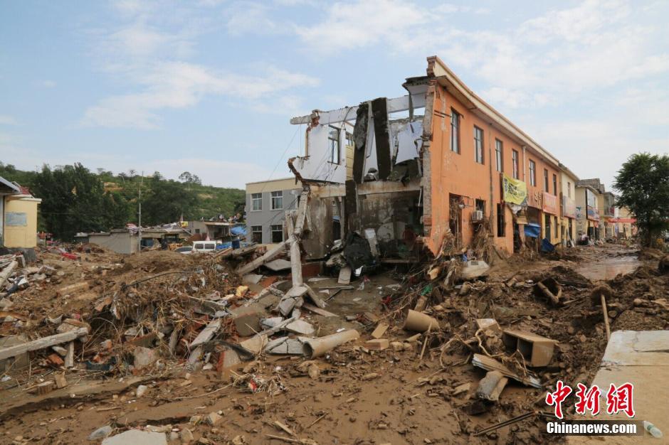圖為被洪水沖垮的小樓。