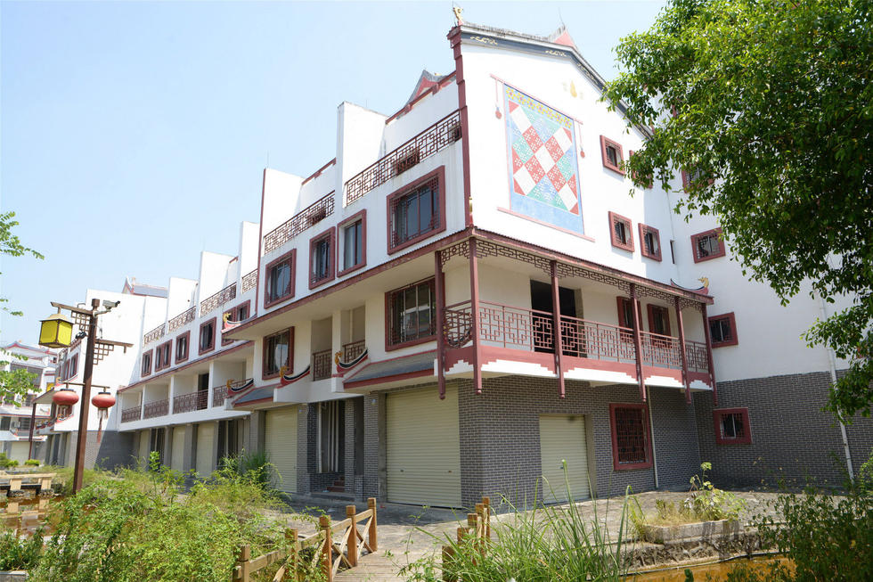 2016年7月26日，村民在廣西來(lái)賓市忻城縣隆達(dá)山水福城荒廢別墅間放牛。