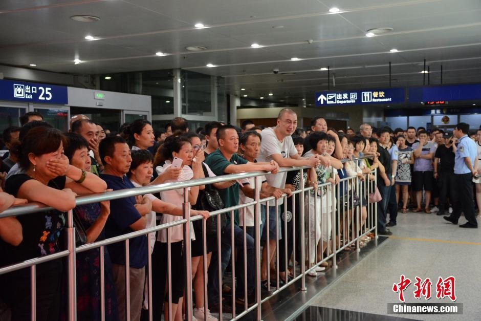 當(dāng)日18時許，前來接機的家屬陸續(xù)來到大連機場，等候著其他親屬帶著親人骨灰“回家”。