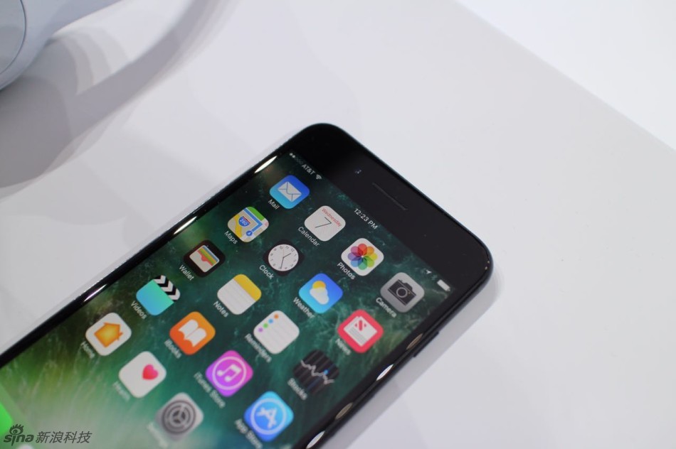 iPhone 7發(fā)布迎10大更新 亮黑配色成亮點(diǎn) iPhone 7發(fā)布迎10大更新 亮黑配色成亮點(diǎn)