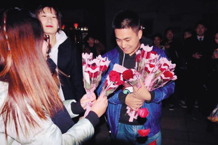 男生被20名女生告白:整個(gè)人蒙了 男生被20名女生告白:整個(gè)人蒙了