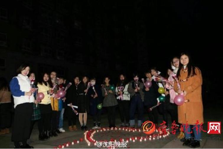 男生被20名女生告白:整個(gè)人蒙了 男生被20名女生告白:整個(gè)人蒙了