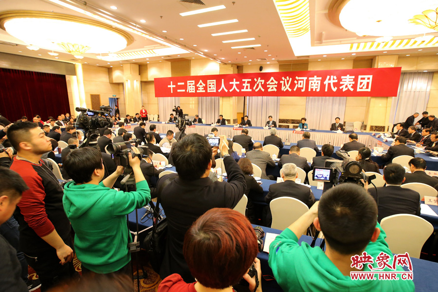 記者擠滿了媒體區(qū)，前來聽取河南“聲音”