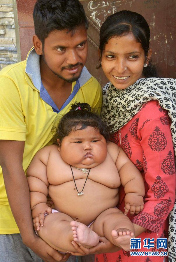 4月17日，在印度阿姆利則，女孩查哈特（中）和父母在家中。