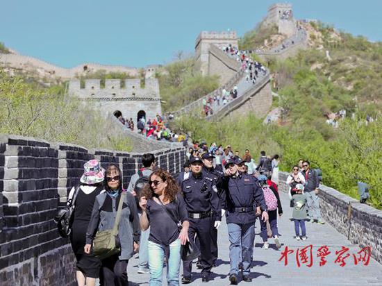 參加聯(lián)合巡邏的中意警察在長城上巡邏。本網(wǎng)記者 陳路坤 攝