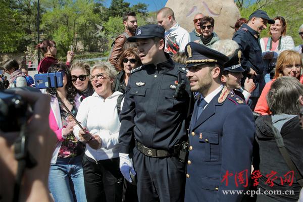 游客與聯(lián)合巡邏的中意警察合影。本網(wǎng)記者 陳路坤 攝