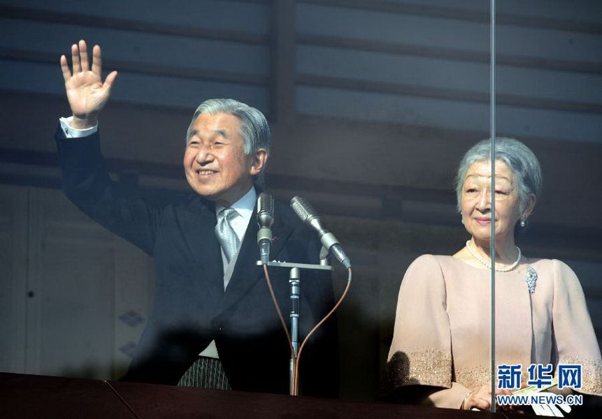 當?shù)貢r間12月23日，在位于日本東京的皇宮，日本明仁天皇向民眾致意。