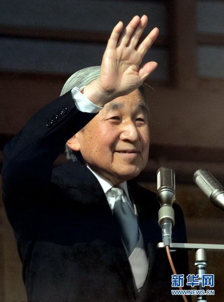 當?shù)貢r間12月23日，在位于日本東京的皇宮，日本明仁天皇向民眾致意。