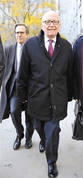 20日，默多克走出法庭。