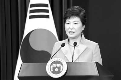 1月6日，韓國(guó)總統(tǒng)樸槿惠在首爾總統(tǒng)府青瓦臺(tái)舉行的新年記者會(huì)上發(fā)言。新華社發(fā)