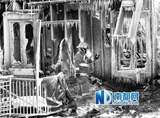 消防員用蒸汽機(jī)融化救火后殘留的冰層，尋找遇難者遺
