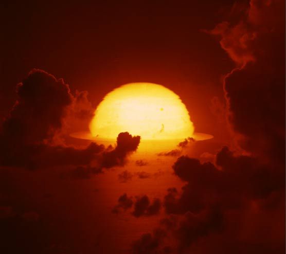 1961年，南太平洋上空，氫彈爆炸后的大火球開始擴(kuò)散。