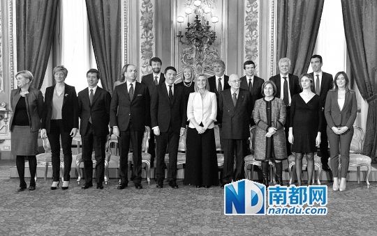 2月22日，在意大利羅馬總統(tǒng)府，新任總理馬泰奧·倫齊(前左五)與總統(tǒng)納波利塔諾(前右四)及新內閣成員