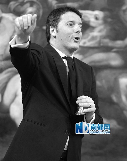 2月22日，在意大利羅馬總理府，新任總理馬泰奧·倫齊搖鈴象征正式行使總理權力。