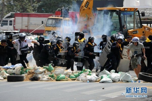 當(dāng)?shù)貢r(shí)間2月18日，泰國曼谷警方與示威者發(fā)生沖突。