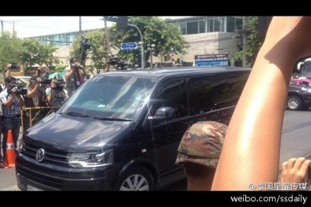 英拉乘坐其私人防彈車抵達(dá)軍方設(shè)施。