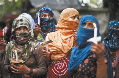 5月31日，新德里，印度民眾舉行紀(jì)念儀式，悼念在強(qiáng)奸案中遇害的兩名少女。