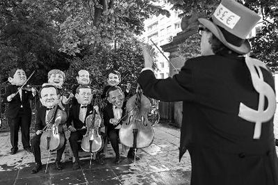 4日在布魯塞爾，非政府組織『樂施會』成員戴著七國首腦面具演奏名曲《錢錢》，批評七國政策導(dǎo)致全球貧富差