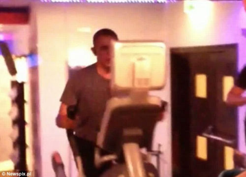 奧巴馬安?，F(xiàn)漏洞舉啞鈴健身時(shí)遭偷拍（組圖）（4）