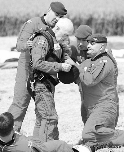 89歲的赫頓再次于70年前同一地點(diǎn)參加雙人跳傘。