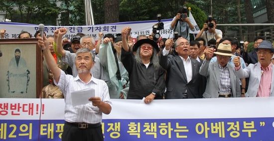 7月2日，在韓國首爾的日本駐韓國大使館前，民眾手持標語參加抗議活動。