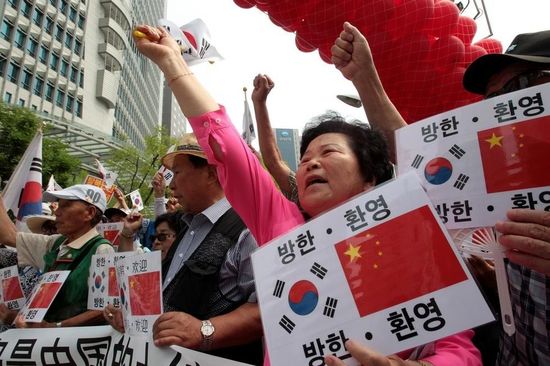 7月2日，在中國駐韓使館前，韓國民眾集會歡迎中國國家主席習近平訪韓，并打出寫有“釣魚島是中國的土地”字樣。