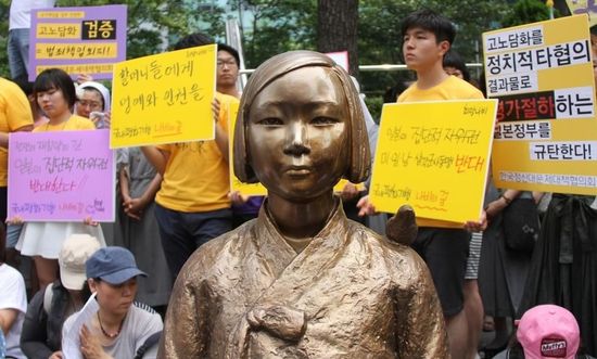 7月2日，在韓國首爾的日本駐韓國大使館前，民眾在慰安婦少女像旁手持標語參加抗議活動。