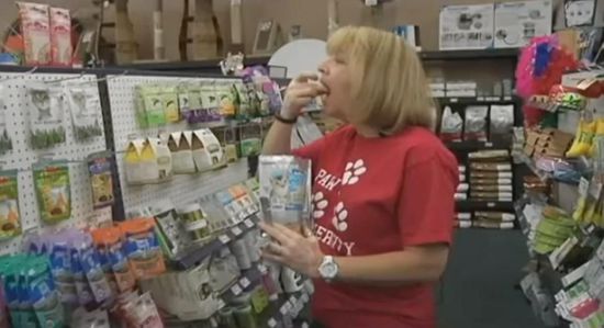 美國女子欲吃30天狗糧證明其營養(yǎng)價值(圖) 美國女子欲吃30天狗糧證明其營養(yǎng)價值(圖)