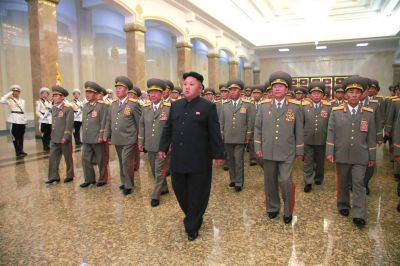 金正恩率領(lǐng)軍隊(duì)領(lǐng)導(dǎo)人等前往平壤錦繡山太陽(yáng)宮瞻仰了金日成、金正日的遺容。