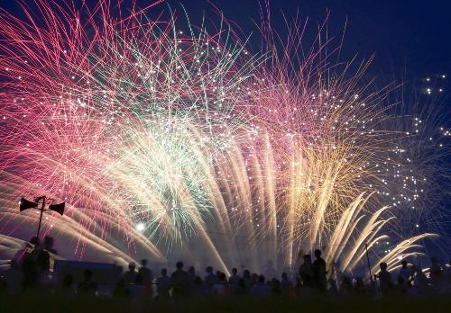 日本關(guān)東甲信地區(qū)當(dāng)天發(fā)布了梅雨期結(jié)束的消息，東京都葛飾區(qū)的江戶川河川敷當(dāng)晚舉行了煙花大會(huì)，約13000束煙花在夜空中綻放。（網(wǎng)頁(yè)截圖）