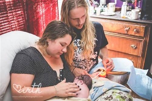 美國(guó)產(chǎn)婦流行“慢火燒斷臍帶” 稱能促進(jìn)母嬰感情 美國(guó)產(chǎn)婦流行“慢火燒斷臍帶” 稱能促進(jìn)母嬰感情