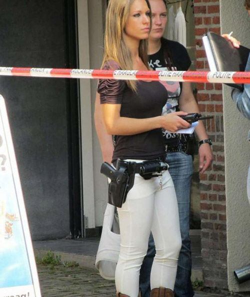 荷蘭性感氣質(zhì)女警走紅網(wǎng)絡(luò) 網(wǎng)友盛贊賽過明星(組圖)