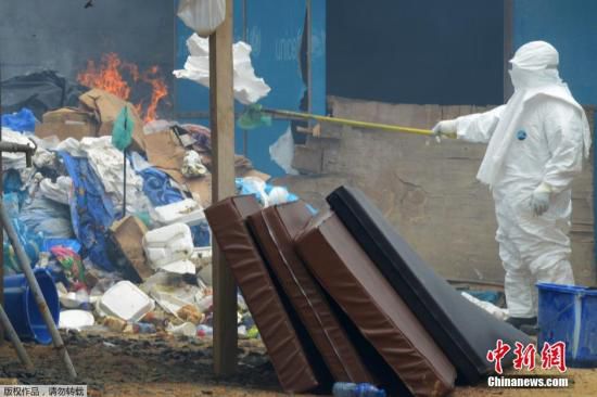 當(dāng)?shù)貢r間2014年9月3日，利比里亞蒙羅維亞，約翰·菲茨杰拉德·肯尼迪醫(yī)院的醫(yī)護(hù)人員和病人。9月1日