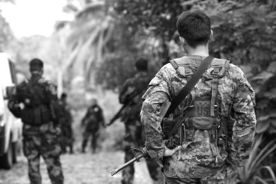 2009年12月13日，在菲律賓南阿古桑省，菲律賓安全部隊人員在一處現(xiàn)場警戒。圖/CFP