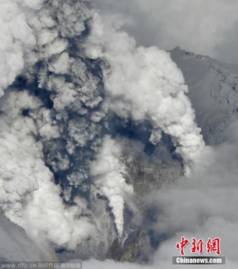日本中部御岳山發(fā)生噴發(fā)，或已造成數(shù)人受傷。這座日本第二高的火山噴出高達(dá)3公里的火山灰。