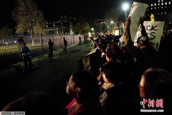 美國白宮前擠滿了抗議槍殺黑人青年的白人警察免遭起訴案件的美國民眾。