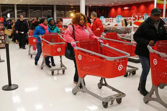 在整個感恩節(jié)假期，美國零售業(yè)銷售下降11%，為連續(xù)第二年下降。