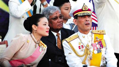 蒙西拉米左與哇集拉隆功王儲(chǔ)右一同參加活動(dòng)。