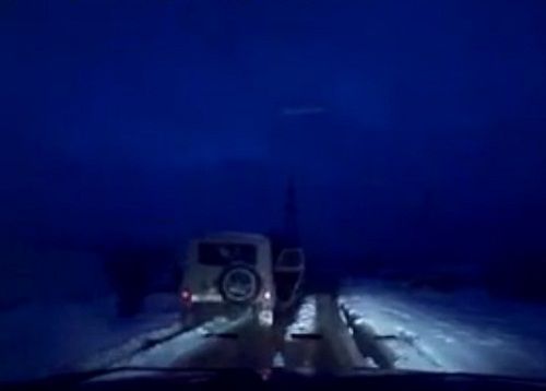 　　警察成功打開可疑汽車的車門并登上汽車，司機(jī)見狀立即停車及棄車逃走，警察則下車?yán)^續(xù)追捕司機(jī)。