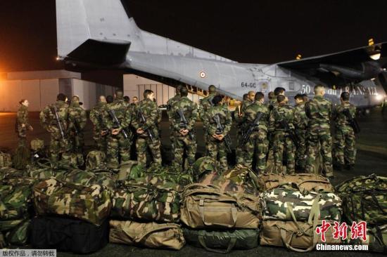 當(dāng)?shù)貢r間1月7日，法國軍人抵達(dá)巴黎布爾歇機(jī)場。他們將被部署在巴黎，以增強(qiáng)巴黎市的安保力量。