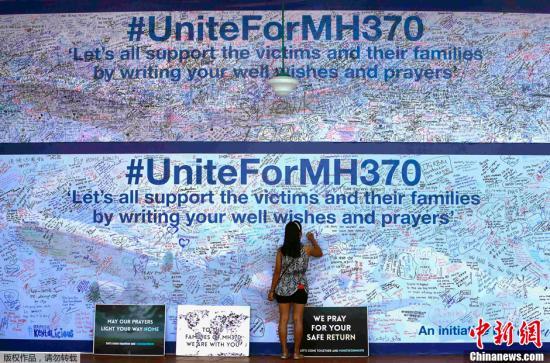 3月19日，馬來西亞八打靈再也(Petaling Jaya)，民眾在簽名板上簽名為馬航MH370祈福