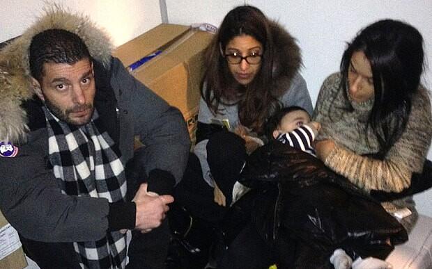 照片顯示了部分人質(zhì)躲藏于冷藏室中的情景。