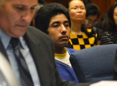 嫌犯卡門（中）在初審法庭上。（僑報(bào)網(wǎng)：圖片由法庭指定攝影師提供）