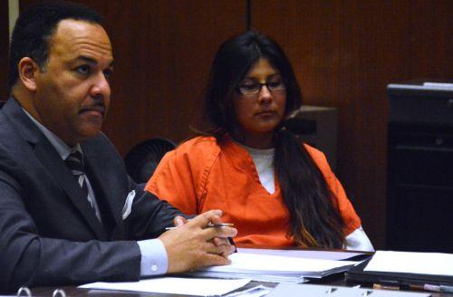 嫌犯卡門（中）在初審法庭上。（僑報(bào)網(wǎng)：圖片由法庭指定攝影師提供）