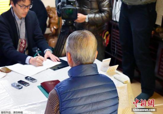 當(dāng)?shù)貢r(shí)間1月25日，日本千葉市，日本遭“伊斯蘭國(guó)”綁架人質(zhì)湯川遙菜的父親接受媒體采訪。伊斯蘭國(guó)武裝(IS)24發(fā)布視頻顯示，其中一位被綁架日本人質(zhì)湯川遙菜(Haruna Yukawa)已經(jīng)被該組織殺害。日本政府表示將驗(yàn)證視頻的真實(shí)性。 視頻：關(guān)注日本人質(zhì)事件：極端組織視頻顯示一人質(zhì)已遭殺害來源:央視新聞