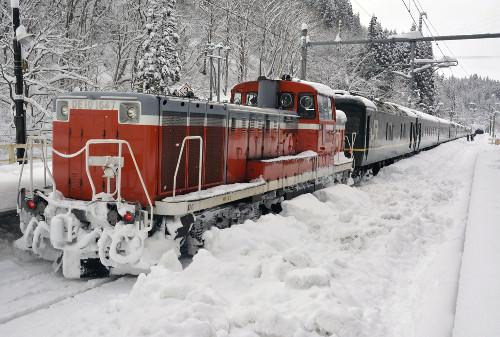 JR一臥鋪特急列車，因大雪在JR奧羽線津輕湯站附近拋錨，約130名乘客不得不在車上過夜。