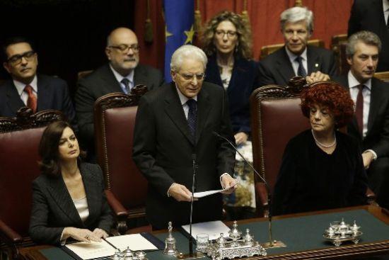 意大利新當(dāng)選總統(tǒng)塞爾焦·馬塔雷拉(中)。