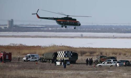 圖片說明：當?shù)貢r間2月11日，一架俄羅斯蘇—24轟炸機在著陸過程中墜毀，救援人員正在偵察失事區(qū)域。(